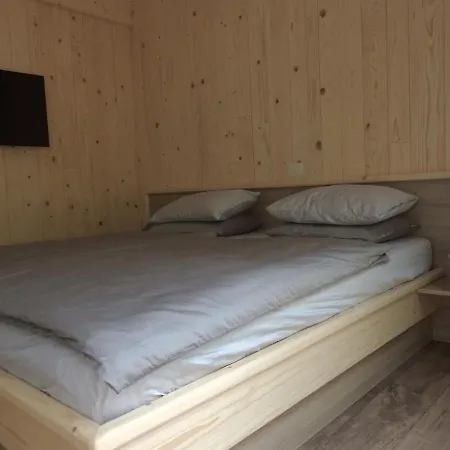 Pocitniski Hisici - Small