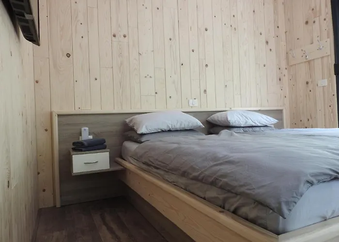 Pocitniski Hisici - Small *