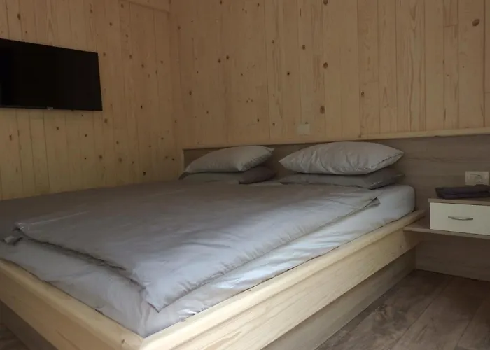 Pocitniski Hisici - Small